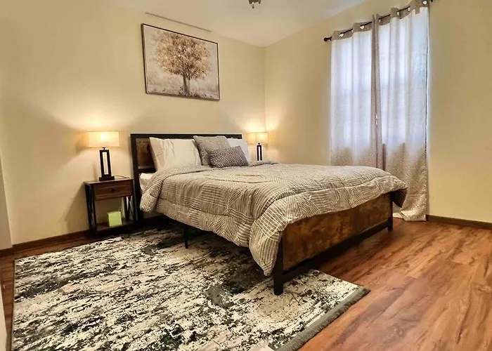 Beautiful 2br Apartment. Black-out Curtains Apartment
