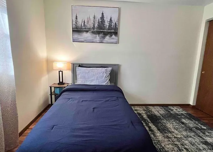 Beautiful 2br Apartment. Black-out Curtains Apartment