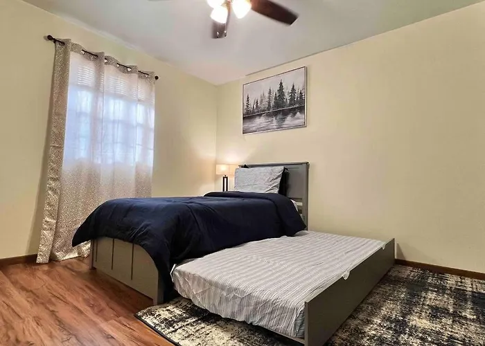 Beautiful 2br Apartment. Black-out Curtains *